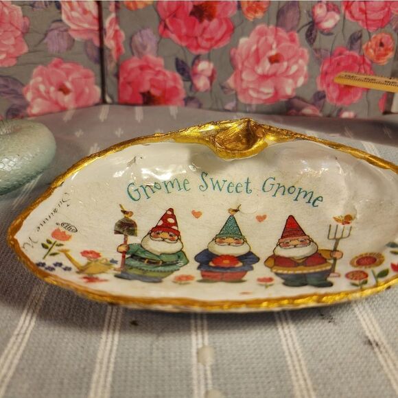DECOUPAGE CLAM SHELL DECOUPAGE GNOME SWEET GNOME CLAM SHELL TRINKET DISH - Picture 7 of 11
